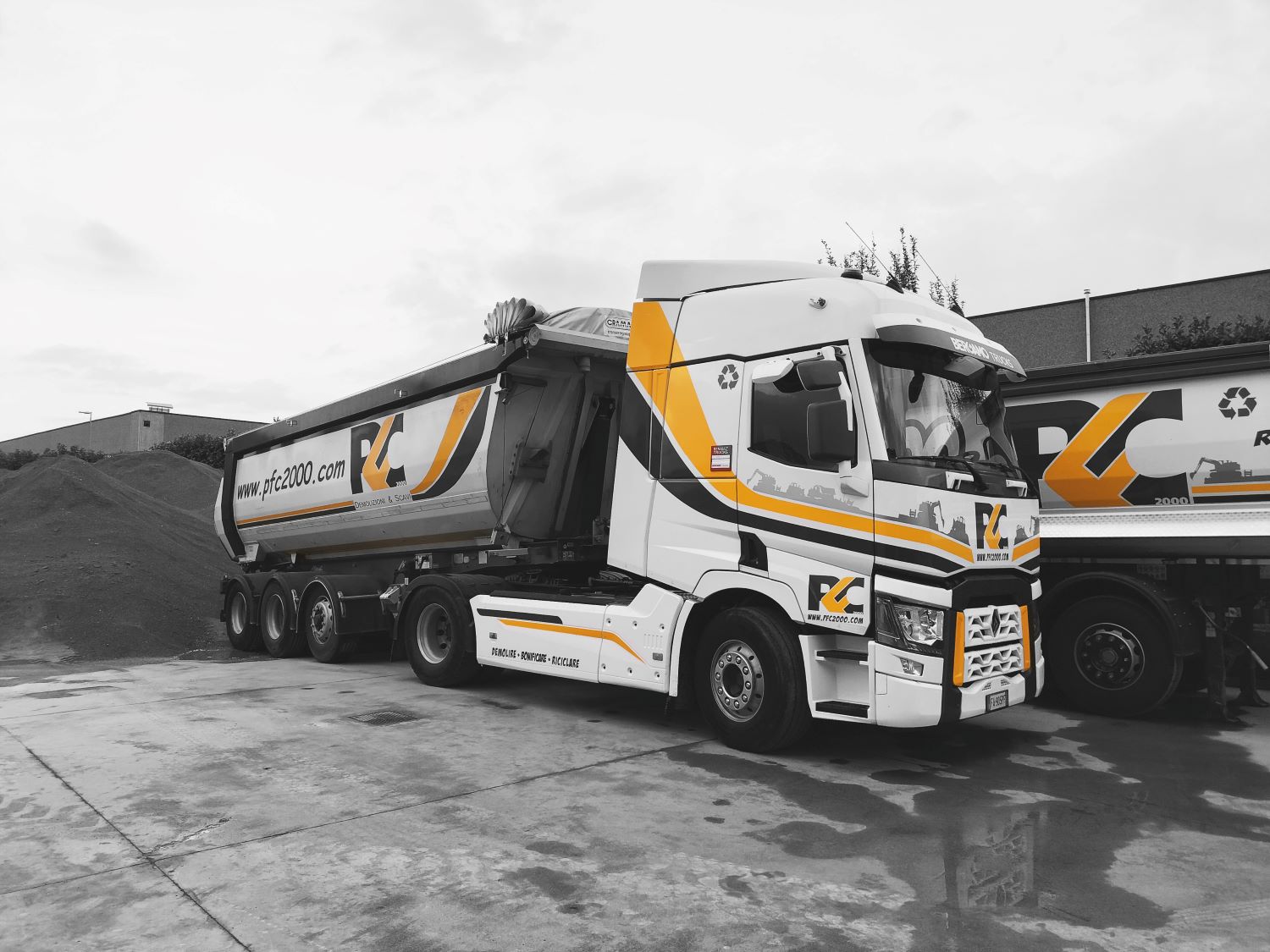 Camion di PFC 2000 Srl